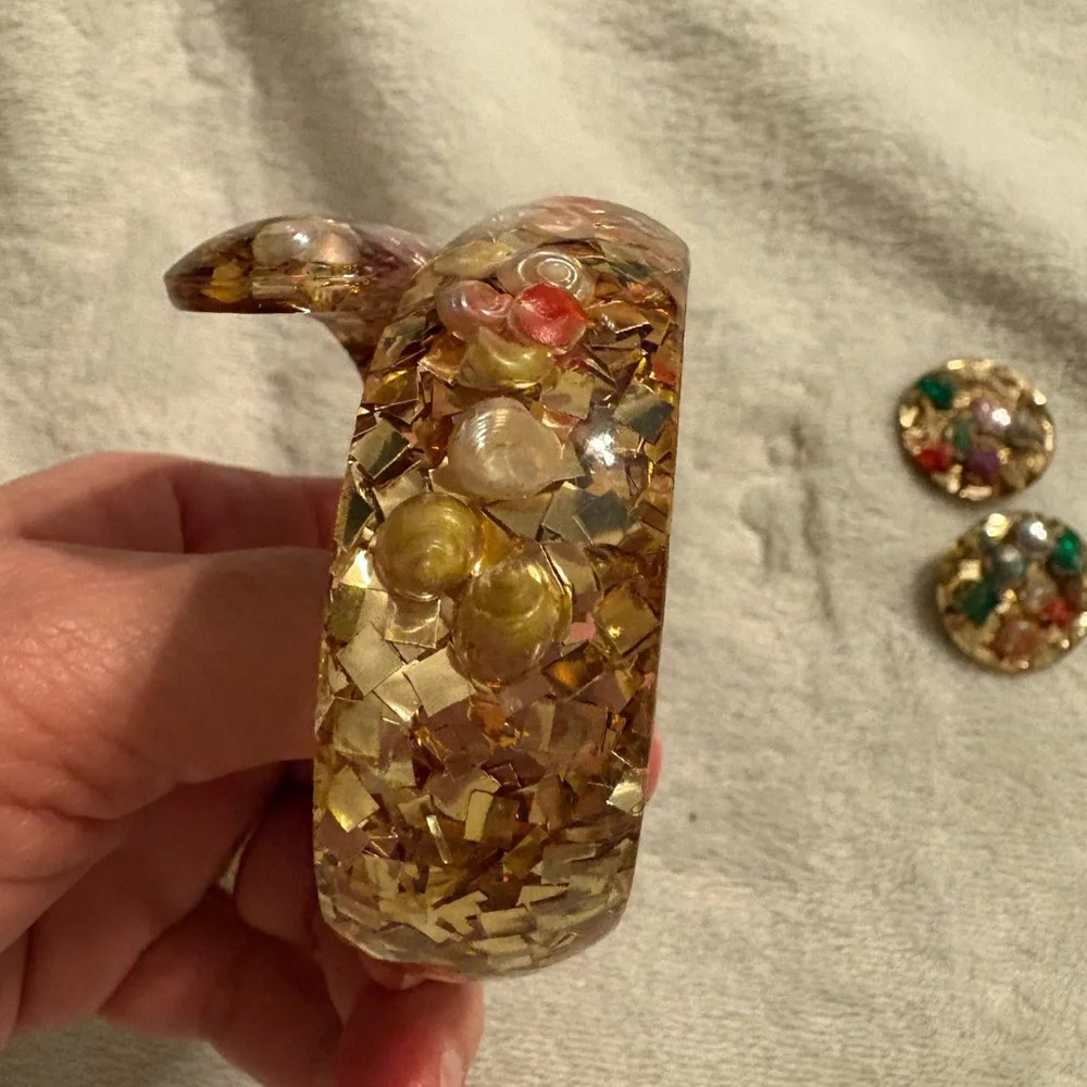 Vintage Lucite Seashell Bracelet Earrings Jewelry Set Gold Foil Confetti Bypass - Picture 4 of 8